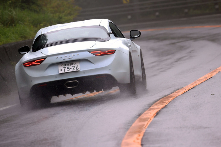 サスペンションは前後ともにダブルウイッシュボーン式。ダンパーには大きな入力があってもリニアな作動を保つよう、ハウジング内部にセカンダリーダンパーを備えた「ハイドロリック・コンプレッション・ストップ」を採用している。