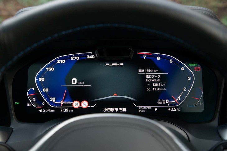 時計回りのスピードメーターと反時計回りのタコメーターを基本とする液晶メーターは基本的にノーマルの「3シリーズ」と同じだが、盤面などにブルーのアクセントを加えてアルピナならではの世界観を表現している。