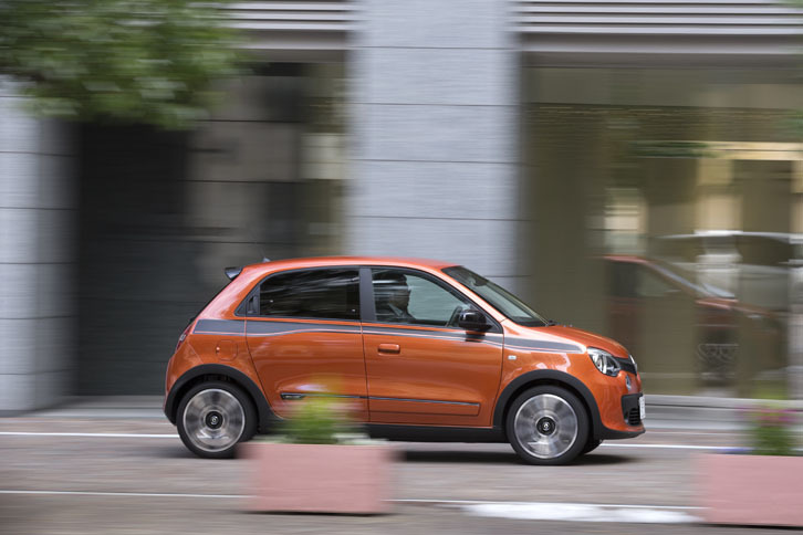 動力性能の指標となる0-100km/h加速のタイムは、MT仕様が9.65秒、EDC仕様が10.45秒と発表されている。