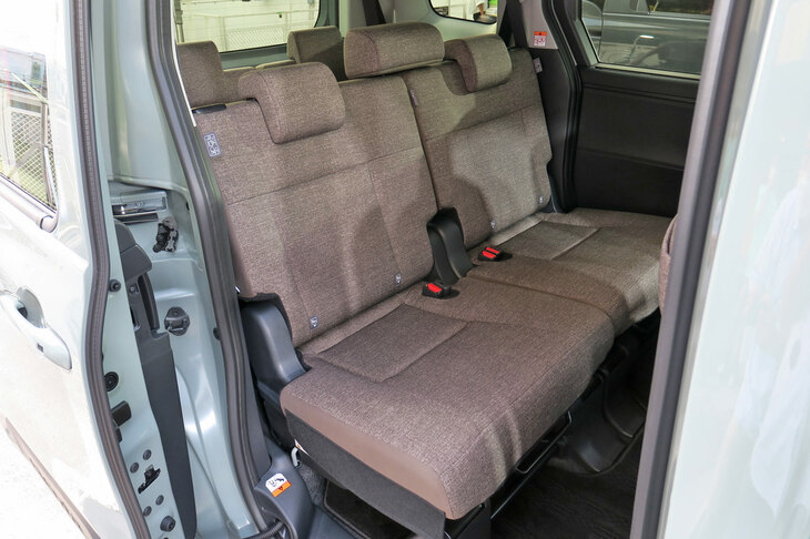 トヨタ・シエンタ ハイブリッドZ 7人乗り（2列目シート）