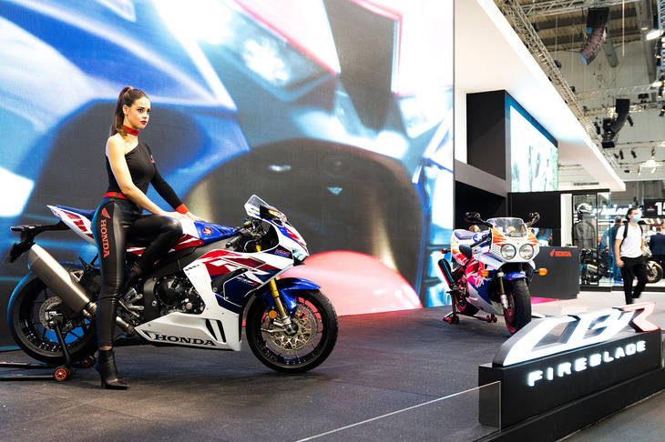 ホンダはスーパースポーツモデル「ファイアーブレード」シリーズの誕生30周年を記念する「CBR1000RR-RファイアーブレードSP 30周年記念モデル」を発表した。前回（2019年）の「EICMA」で発表した「CBR1000RR-Rファイアーブレード」をベースに、車体には1992年にデビューした初代ファイアーブレード「CBR900RR」のトリコロールをアレンジしたグラフィックを採用。30周年記念ロゴやイグニッションONで表示されるカラーディスプレイのオリジナルムービー、トップブリッジ上のシリアルナンバーなども特徴となっている。また「CBR1000RR-Rファイアーブレード」は2022年モデルで各部がブラッシュアップされ、操作性を高めるアップグレードが行われているという。会場内のブースには、30周年記念モデルと初代ファイアーブレードが並べて展示されていた。