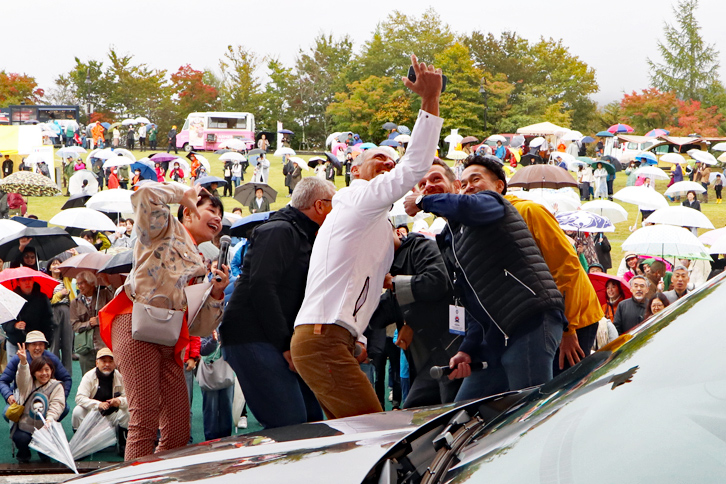 フランスから来日した「ルノー・カングー」関係者による記念セルフィー。会場の盛り上がりと個性豊かなカングーたちに感激したようで、終始笑顔でこのクルマについて語ってくれた。