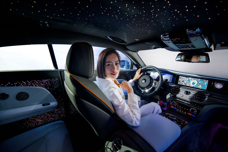 夜空を思わせる幻想的な雰囲気を演出する「スペクター」のインテリア。