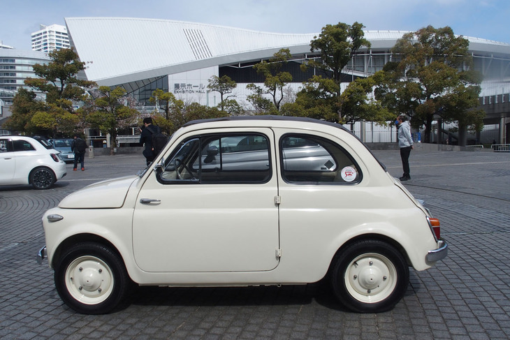 フィアット500（サイドビュー）