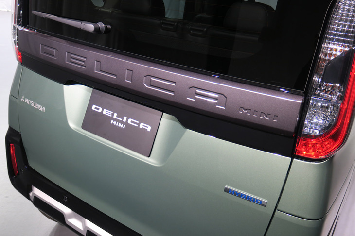 三菱デリカミニTプレミアム（「DELICA MINI」ロゴ）