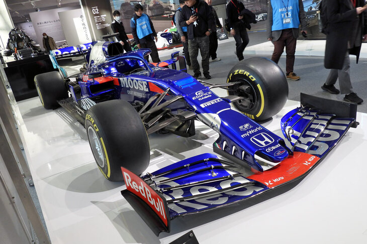 連絡通路に展示されているF1マシン「トロロッソ ホンダSTR14」（2019年）を横目に見つつ、次の展示エリアへ。