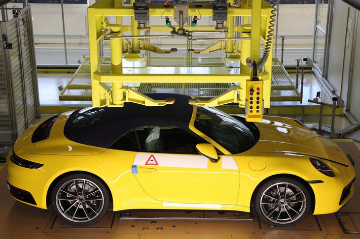 今回ポルシェが公開した「Behind the Scenes」のイメージ。写真のモデルは「911カブリオレ」。