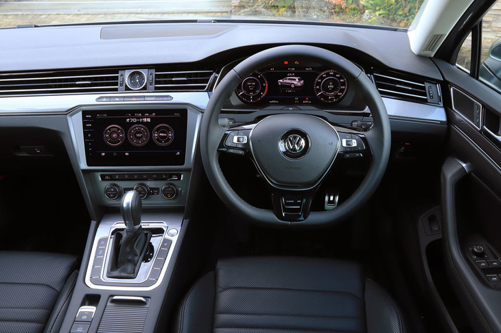 インテリアのつくりは他の「パサート」シリーズとほとんど同じ。シフトセレクターの向こう側に「ALLTRACK」のロゴが控えめに配されている。
