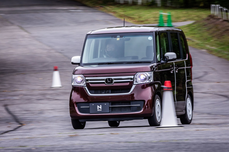 マグネット式の特製シェブロン（非売品）をルーフエンドに貼り付けた「N-BOX」（写真）は、非装着車より上下動が減り、しかもロードノイズまで静かになったように感じられた。