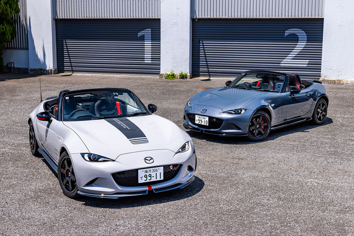 2025年10月4日、富士スピードウェイで開催された「MAZDA FAN FESTA 2025 at FUJI SPEEDWAY」において正式発表された「マツダ スピリット レーシング・ロードスター12R（イチニアール）」（写真左）と「マツダ スピリット レーシング・ロードスター」（同右）。前者は200台、後者は2200台の台数限定で販売された。