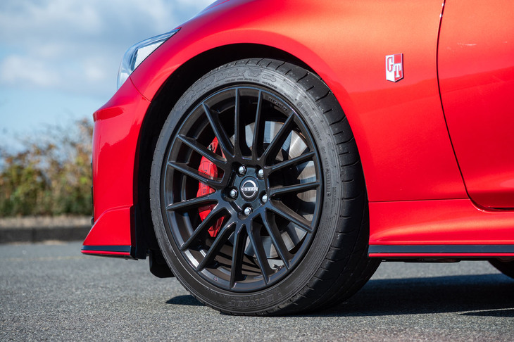 タイヤはベースモデルが前後とも245/40R19のところ、「NISMO」ではリアを265mmに拡幅。サイズだけでなく非ランフラットの「ダンロップSP SPORT MAXX GT600」も専用開発だ。