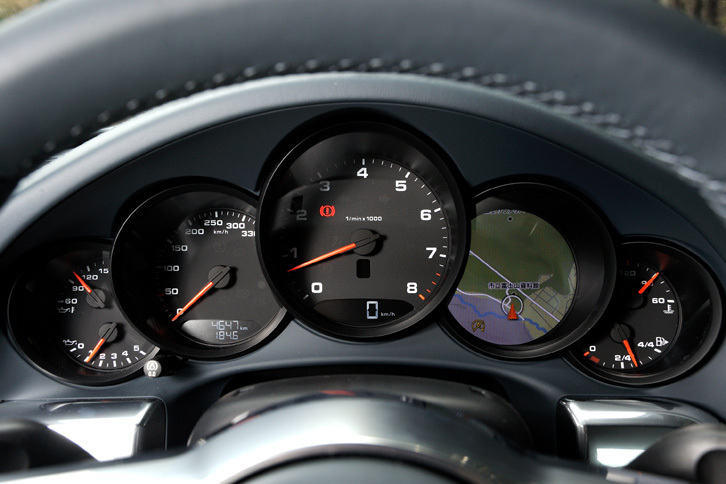 「ポルシェ911」の伝統ともいえる5連式のメーター。右から2番目はナビ画面の表示も可能なマルチインフォメーションディスプレイとなっている。