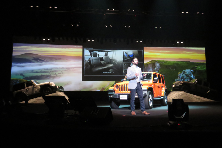 新型「ラングラー」のデザインにおける特徴を紹介する、FCAのエクステリアデザイン担当マネージャー クリス・ピシテリ氏。内外装の各所に“先達”へのオマージュが取り入れられているという。