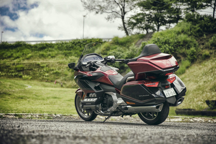 ボディーカラーについては、ベースグレードと「ツアー」ではそれぞれ3色から選択可能となっているのに対し、最上級グレードの「ツアー デュアルクラッチトランスミッション＜エアバッグ＞」は同車専用色である「キャンディーアーダントレッド／ブラックメタリック」のツートンカラーのみの設定となっている。