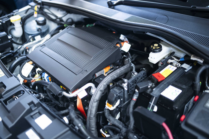 フィアット600e（フロントフード内部）