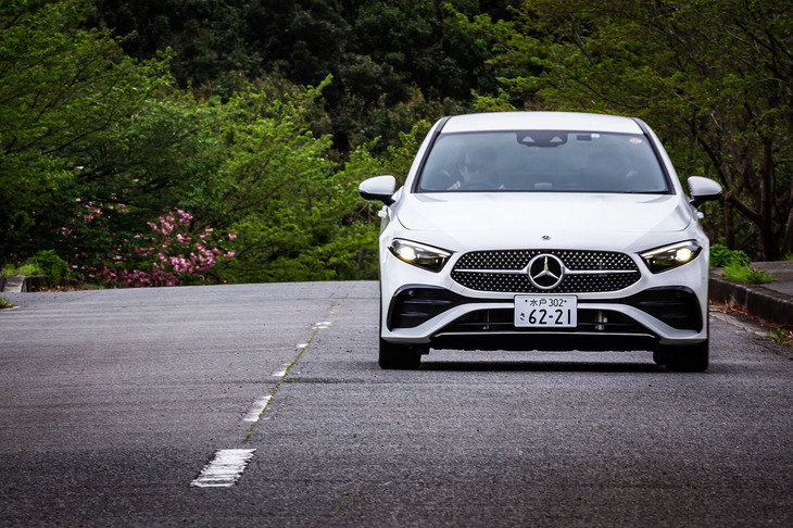 「Aクラス セダン」のサスペンションは、フロントがマクファーソンストラット式、リアがトーションビーム式。「AMGラインパッケージ」の装着車は、標準車よりも車高が15mmローダウンされる。