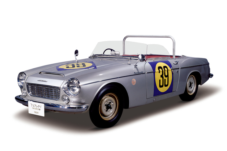 1961年10月にデビューした「ダットサン・フェアレディ1500」（SP310）は、「ブルーバード310」のシャシーをベースに「セドリック」のエンジンを搭載したものだった。写真は第1回日本グランプリのB-IIクラスで優勝したマシン。ドライバーは田原源一郎が務めた。