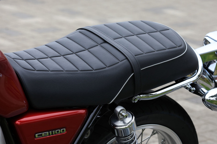 「EX」では乗り心地のよさを重視して、シートに厚みのあるワディング材を採用。アクセントとしてシルバーのパイピングを施すなど、視覚的な質感の高さも追求していた。