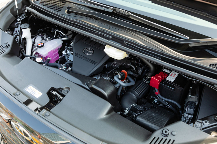 晴れて存続した「ヴェルファイア」は走りに振ったキャラクターに。「アルファード」には設定のない2.4リッターターボエンジンが選べる。