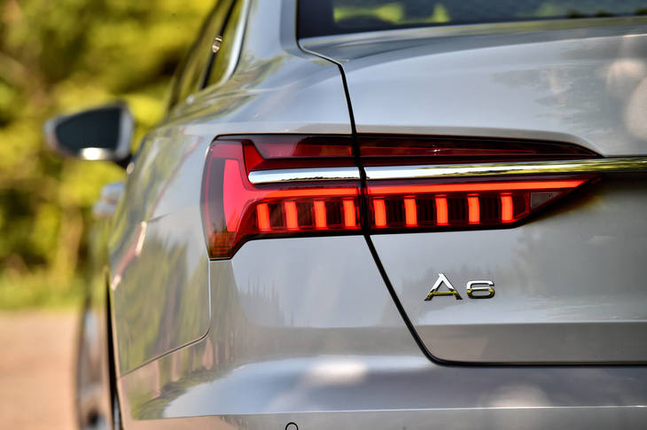 
	【アウディA6セダン55 TFSIクワトロのスペック】
	ボディーサイズ：全長×全幅×全高＝4950×1885×1440mm／ホイールベース：2925mm／車重：1900kg／駆動方式：4WD／エンジン：3リッターV6 DOHC 24バルブ ターボ／トランスミッション：7段AT／最高出力：340ps（250kW）/5200-6400rpm／最大トルク：500Nm（51.0kgm）/1370-4500rpm／タイヤ：（前）245/45R19／（後）245/45R19（ミシュラン・パイロットスポーツ4）／燃費：12.3km/リッター（JC08モード）／価格：1006万円

	
	【取材時の燃費データ】
	テスト距離：212.6km（市街地1：高速道路8：山岳路1）／使用燃料：25.0リッター（ハイオクガソリン）／参考燃費：8.5km/リッター（満タン法）／9.7km/リッター（車載燃費計計測値） 
	