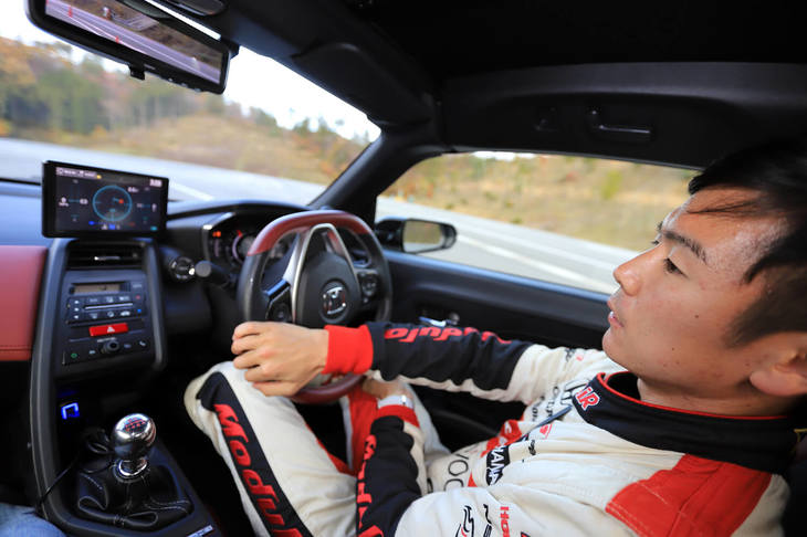 大津弘樹選手の走りはかなりアグレッシブ。スキール音を立てながら笑顔でコースを攻める姿には、クルマ好きの一面が垣間見られた。