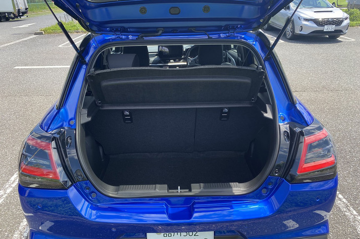 5名乗車時の荷室容量は265リッター。リアシートの背もたれには60：40の分割可倒機構が備わっている。荷室高が875mm確保されているのも、新型「スイフト」の特徴だ。