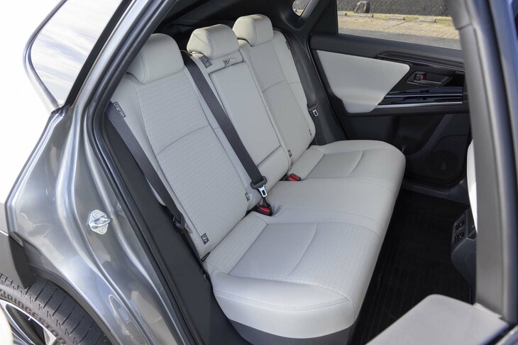 カラーリングは試乗車のライトグレーのほかにブラックも選べる。後席は座面と床面との距離が短め。