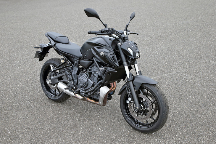 今回のマイナーチェンジでは、ライディングポジションも変更。新採用のアルミ製テーパーハンドルは。左右幅が32mm広く、ハンドル高が12mm高くなっており、より多様な体格のライダーにフィットするものとなった。