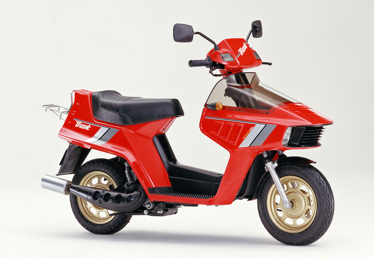 1983年「ホンダ・ビート」。ツインのハロゲンヘッドライトを埋め込んだカウリングを備えた超個性的なスタイリングの原付きスクーター。エンジンは49ccの水冷2ストローク単気筒。