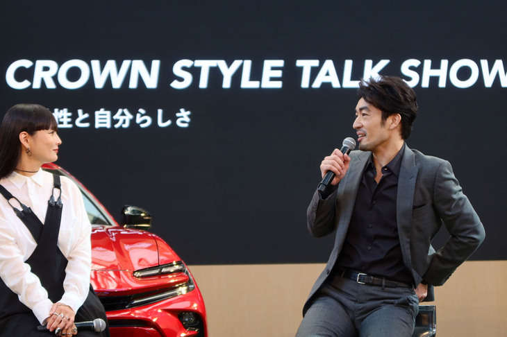 モデルの秋元 梢氏（写真左）と俳優の大谷亮平氏（同右）は仕事上のエピソードを紹介するなかで、ともに「海外に出て初めて、（日本人としての）自分の強みや良さに気がついた」とコメント。4種類の「クラウン」シリーズについて、最も乗ってみたいモデルが「クラウン エステート」であるという点でも意見が一致していた。その用途は、秋元氏が「釣りに出かける」で、大谷氏が「バレーボール仲間を乗せる」。