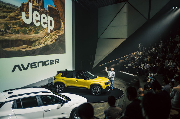 「ジープ・アベンジャー」の発表イベントで車両を紹介したステランティス ジャパン代表取締役社長の打越 晋氏。