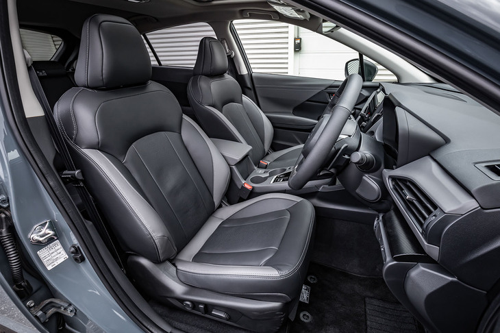 乗り心地を不快に感じる原因のひとつとされる、頭部の揺れを抑える設計がフロントシートに取り入れられた。これは群馬大学と共同で行っている「次世代自動車技術研究講座」の研究成果であるという。本革のシート表皮（写真）は11万円の有償オプション。