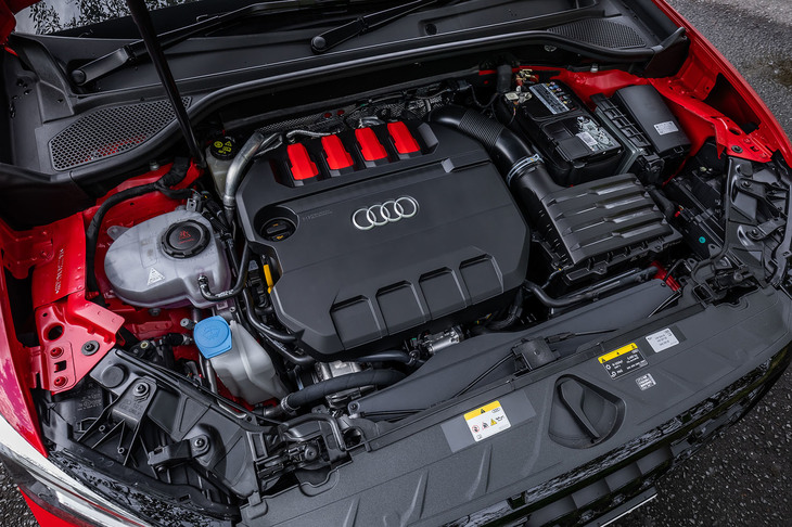 「SQ2」には最高出力300PS、最大トルク400N・mを発生する2リッター直4ターボエンジンが搭載される。アウディが「クワトロ」と呼ぶ伝統的な4WDのみの設定となる。