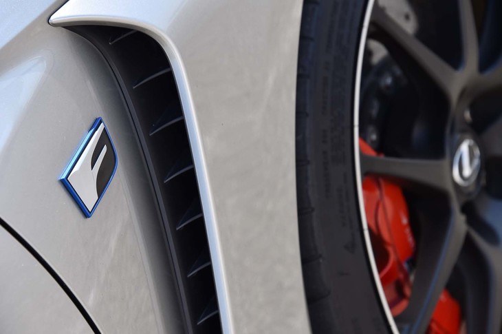 大きなエアアウトレットが設けられたフロントフェンダー。その付近には高性能を象徴する“F”のエンブレムが添えられる。