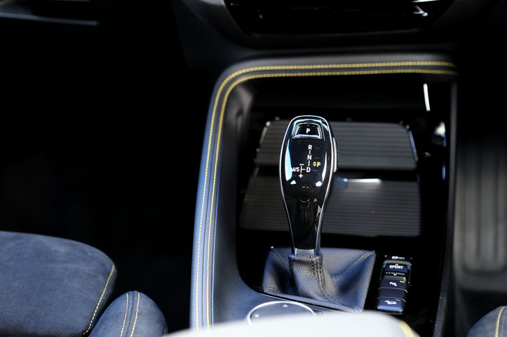 2リッターターボの「xDrive20i」にはトルコン式の8段ATが組み合わされているが、1.5リッターターボでFF車の「sDrive18i」にはデュアルクラッチ式の7段ATが組み合わされる。