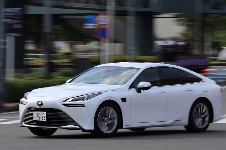 現時点で「アドバンストドライブ」が設定されているのは「ミライ」と「レクサスLS」のみ。車両本体価格には倍近い差があるが、アドバンストドライブ自体の機能に差はない。