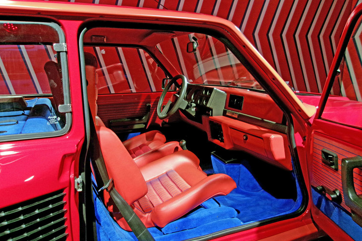 1980年に登場した初代「5ターボ」のインテリア。フロントシートの背後、キャビン内に1.4リッター直4ターボエンジンが縦置きされる。初代5ターボはルーフがアルミ製、1983年にデビューした「5ターボ2」はスチール製となる。