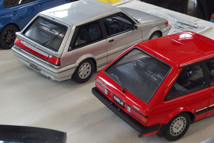 ベースになった「ファミリア」（右）と並んだ「パルサー」（左）。完全に生まれ変わっている。