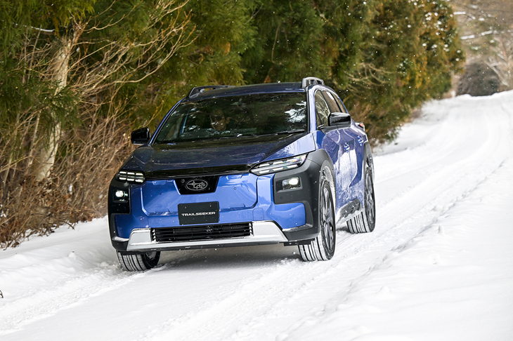 駆動用リチウムイオンバッテリーの容量は74.7kWh。WLTCモードの一充電走行距離はFWDモデルの734kmが最長で、2モーター4WDモデルは18インチタイヤ装着車が690km、20インチタイヤ装着車は627kmとなる。