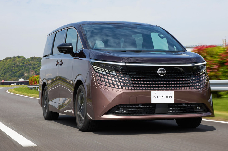 当連載でも何度か触れている新型「日産エルグランド」。余談だが、同車や「トヨタ・アルファード」「メルセデス・ベンツVLE」のメーカー配布画像を閲覧していたら、いずれもイメージカラーがブラウン系のようだった。他のジャンルではあまり見ない例だし、高級ミニバン特有のトレンドなのだろうか……？