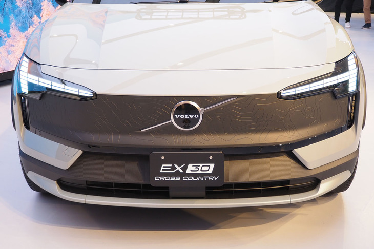 ボルボEX30クロスカントリー（用品装着車のフロントフェイス）