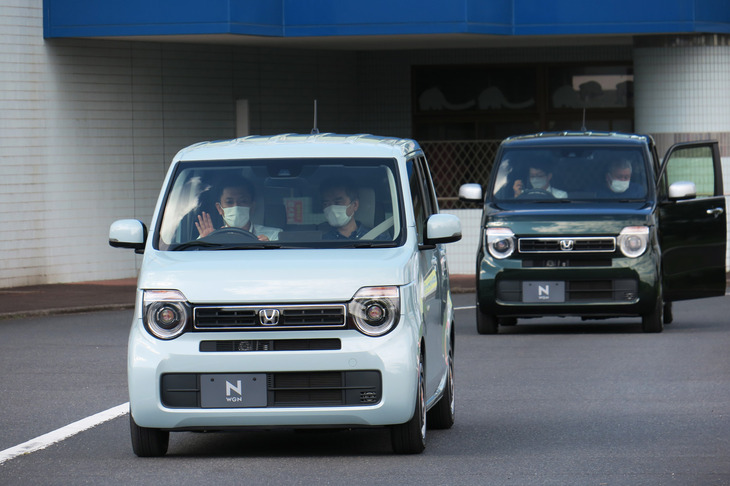 「急アクセル抑制機能」の体験試乗へと臨む、報道陣を乗せた「ホンダN-WGN」。