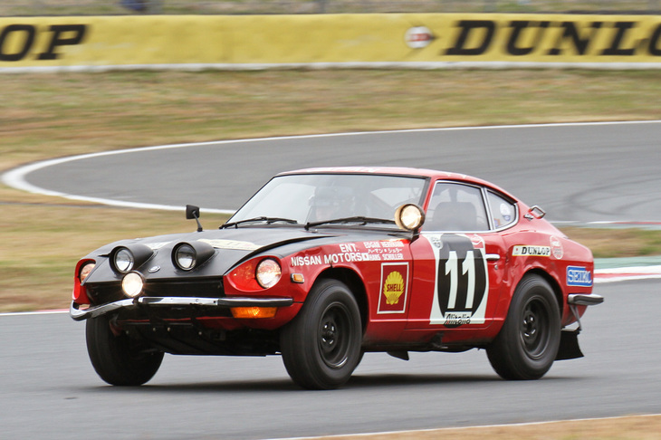 1971年東アフリカ・サファリラリーで、ご覧のようなダメージを受けながらも、初出場にして総合優勝に輝いた「ダットサン240Z」。2位も同じく240Zで1-2フィニッシュ、しかも日産は前年の1970年に「ダットサン・ブルーバード1600SSS」で初の総合優勝を獲得しているので2連覇だった。