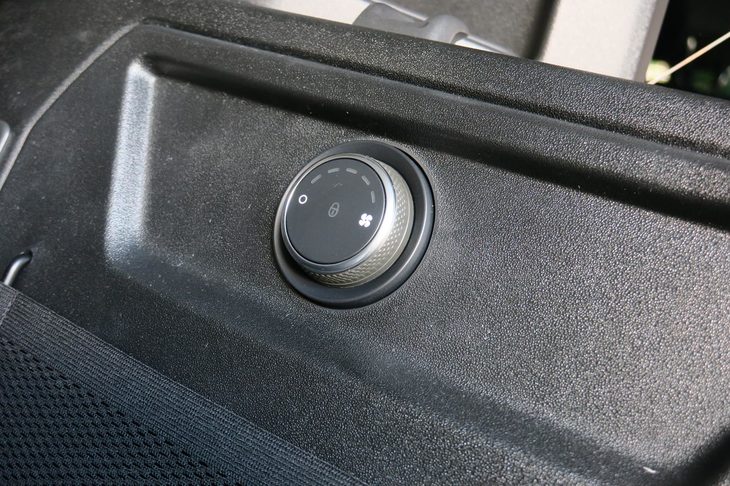 ランドローバー・ディフェンダー110 SE エクスプローラーパック装着車（ラゲッジスペースの空調コントローラー）