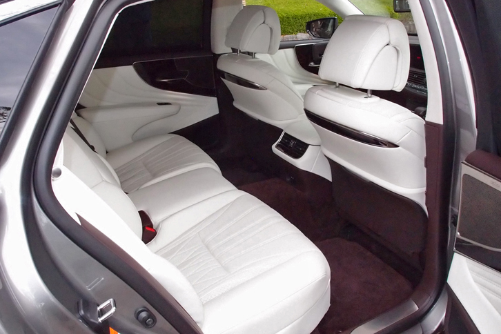 LS500h“バージョンL”（リアシート）