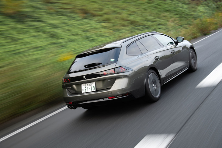 燃費についてはガソリン車が14.1km/リッターと公称されているのに対し、ディーゼル車は16.9km/リッターとされている（ともにWLTCモード）。