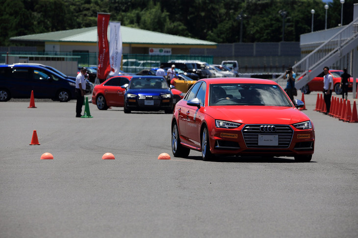 2回目は障害物を避けたあと、ハンドルを戻すことを意識してチャレンジ。現実的な場面を想定すると障害物を避けたままでは危険なのである。