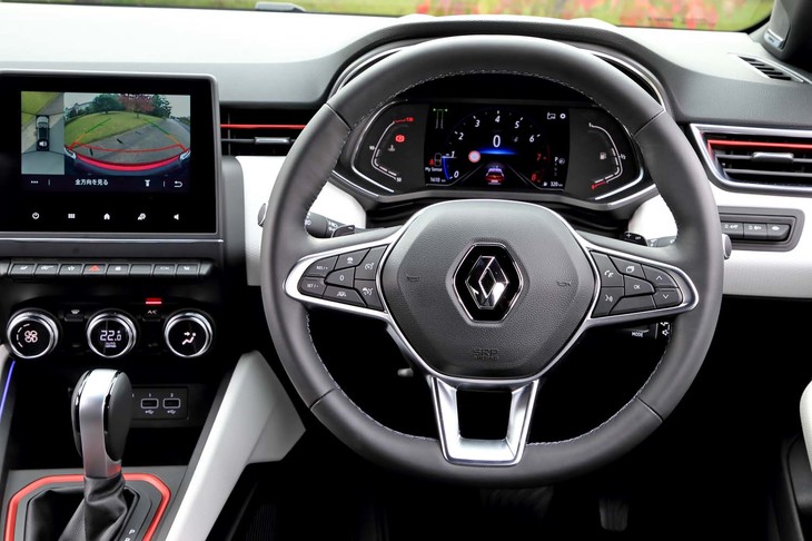 シートヒーターは「インテンス テックパック」専用だが、ステアリングヒーターはエントリーグレードの「ゼン」も含めて全車に標準装備される。リムはレザー巻き。