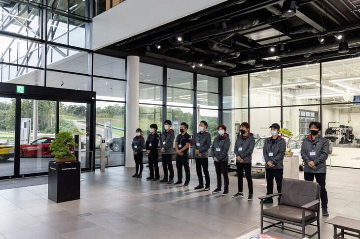 ドライビングプログラムには専任のインストラクターがついて、同乗しながら参加者の希望に合わせてプログラムを進めてくれます。用意されたモジュールをすべて体験する必要はなく、ひたすらハンドリングトラックを走り込むなんてことも可能なんだとか。私はよりスムーズなハンドリング操作を手に入れるべく、すべてのモジュールを試すことにしました。