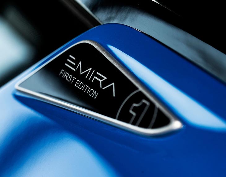 「エミーラV6ファーストエディション」のボディー各所には、特別なモデルであることを示す専用パネルが添えられている。